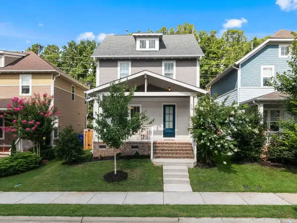 Upscale residential neighborhood in Lake Oswego Oregon